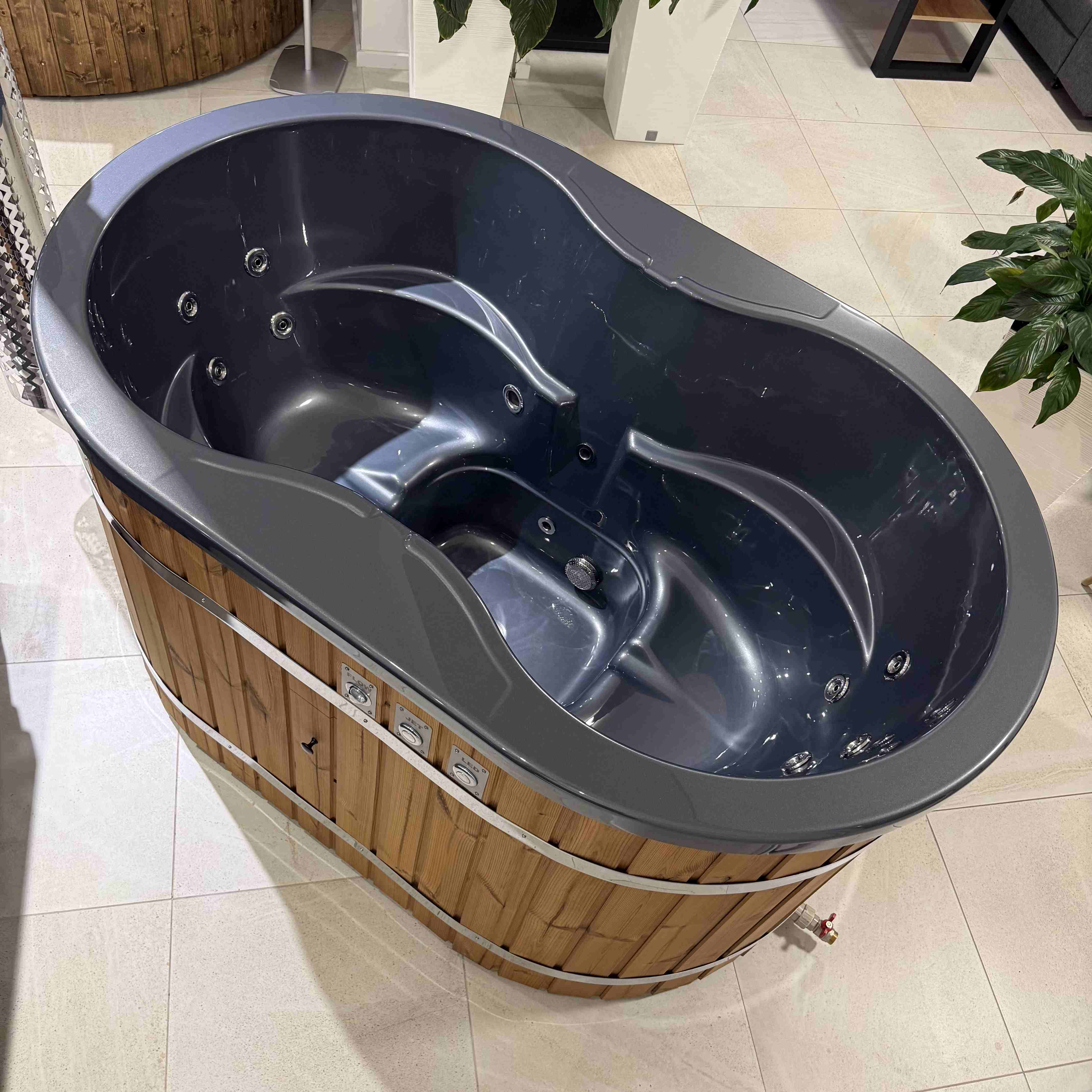 Koupací sud oválný s hydromasážním systémem (akrylátová vložka, vířivka)